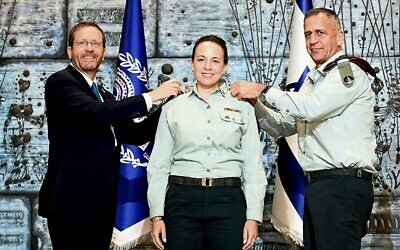Le président Isaac Herzog, à gauche, et le chef d'État-major israélien Aviv Kohavi, à droite, remettent à Naama Rosen-Grimberg le grade de général de brigade à la résidence du président, le 31 juillet 2022. (Crédit : Haim Zach/GPO)
