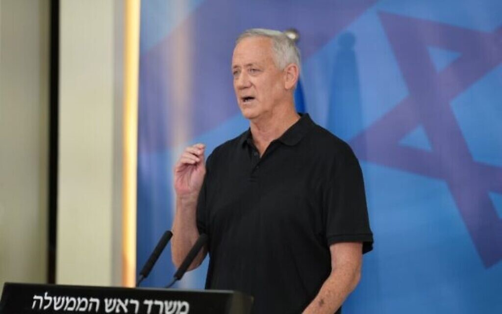 Le ministre de la Défense Benny Gantz s'exprime au quartier général militaire de la Kirya, à Tel Aviv, le 5 août 2022. (Crédit : Elad Malka)