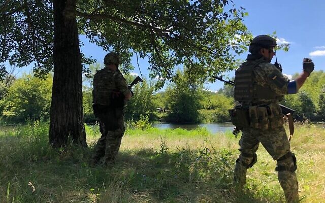 Des soldats ukrainiens sécurisent la rive de la rivière Siverskyi Donets près de Zadonets’ke, le 29 juillet 2022 (Lazar Berman/The Times of Israel)