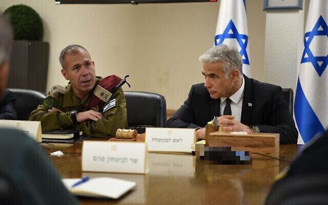 Le Premier ministre Yair Lapid (à droite) évoque la situation sécuritaire avec des responsables militaires et de la sécurité au quartier général de Tsahal à Tel Aviv, le 7 août 2022. (Crédit : Kobi Elkatzur/GPO)