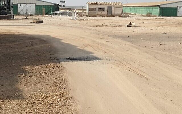 Une roquette atterrit dans une communauté près de la frontière de Gaza, blessant légèrement une personne, le 6 août 2022 (Crédit : Conseil régional d'Eshkol) Une roquette atterrit dans une communauté près de la frontière de Gaza, blessant légèrement une personne, le 6 août 2022 (Crédit : Conseil régional d'Eshkol)