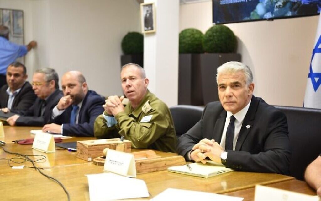 Le Premier ministre Yair Lapid (à droite) tient une évaluation avec des responsables militaires et de sécurité au quartier général de Tsahal à Tel Aviv, le 7 août 2022. (Crédit : Kobi Elkatzur/GPO) Le Premier ministre Yair Lapid (à droite) tient une évaluation avec des responsables militaires et de sécurité au quartier général de Tsahal à Tel Aviv, le 7 août 2022. (Crédit : Kobi Elkatzur/GPO)