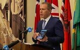 L’ambassadeur d’Israël auprès de l’ONU Gilad Erdan fait une déclaration à la presse avant la réunion d’urgence du Conseil de sécurité pour évoquer les combats à Gaza, le 8 août 2022. (Crédit : Mission israélienne auprès de l’ONU)