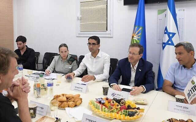 Le président Isaac Herzog (2e-d) rencontre les dirigeants municipaux du sud à Sderot le 8 août 2022, le matin après qu'un cessez-le-feu a été conclu pour mettre fin aux combats entre Israël et le Jihad islamique palestinien basé à Gaza. (Crédit : Amos Ben-Gershom/GPO) Le président Isaac Herzog (2e-d) rencontre les dirigeants municipaux du sud à Sderot le 8 août 2022, le matin après qu'un cessez-le-feu a été conclu pour mettre fin aux combats entre Israël et le Jihad islamique palestinien basé à Gaza. (Crédit : Amos Ben-Gershom/GPO)