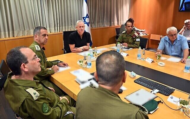 Le ministre de la Défense Benny Gantz (au centre) tient une réunion avec le chef d'état-major Aviv Kohavi (à droite) et d'autres responsables au quartier général de Tsahal à Tel Aviv, le 8 août 2022. (Ministère de la Défense) Le ministre de la Défense Benny Gantz (au centre) tient une réunion avec le chef d'état-major Aviv Kohavi (à droite) et d'autres responsables au quartier général de Tsahal à Tel Aviv, le 8 août 2022. (Ministère de la Défense)