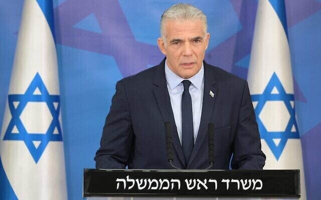 Le Premier ministre Yair Lapid s'exprime le lendemain de la fin de l’Opération Aube, au quartier général de l'armée israélienne à Tel-Aviv, le 8 août 2022. (Crédit : Amos Ben Gershom / GPO) Le Premier ministre Yair Lapid s'exprime le lendemain de la fin de l’Opération Aube, au quartier général de l'armée israélienne à Tel-Aviv, le 8 août 2022. (Crédit : Amos Ben Gershom / GPO)