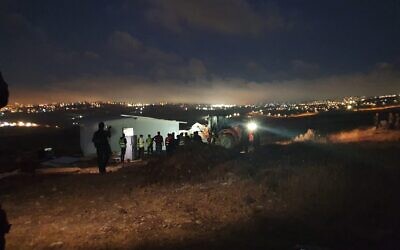 Le personnel de l'administration civile et la police des frontières rasent les maisons de l'avant-poste illégal de Ramat Migron et évacuent les résidents aux premières heures du 15 août 2022. (Crédit : Avec l'aimable autorisation des résidents de Ramat Migron)