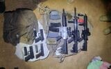 Armes saisies par les forces de sécurité le long de la frontière avec la Jordanie, le 24 août 2022. (Crédit : Police israélienne)