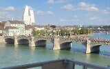 Quelques centaines de manifestants propalestiniens aux abords d'un hôtel accueillant un événement de l'Organisation sioniste mondiale à Bâle, en Suisse, le 28 août 2022. (Crédit : World Zionist Organization)