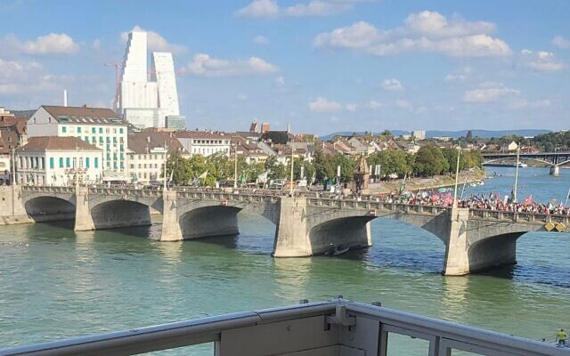 Quelques centaines de manifestants propalestiniens aux abords d'un hôtel accueillant un événement de l'Organisation sioniste mondiale à Bâle, en Suisse, le 28 août 2022. (Crédit : World Zionist Organization) Quelques centaines de manifestants propalestiniens aux abords d'un hôtel accueillant un événement de l'Organisation sioniste mondiale à Bâle, en Suisse, le 28 août 2022. (Crédit : World Zionist Organization)