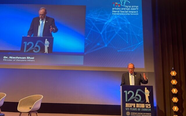 Le ministre des Affaires de la Diaspora, Nachman Shai, s'adressant à une conférence de l'Organisation sioniste mondiale marquant le 125e anniversaire du premier Congrès sioniste à Bâle, en Suisse, le 28 août 2022. (Crédit : Autorisation) Le ministre des Affaires de la Diaspora, Nachman Shai, s'adressant à une conférence de l'Organisation sioniste mondiale marquant le 125e anniversaire du premier Congrès sioniste à Bâle, en Suisse, le 28 août 2022. (Crédit : Autorisation)