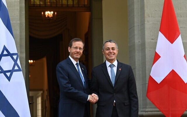 Le président Isaac Herzog, à gauche, et son homologue suisse Ignazio Cassis à Bern, en Suisse, le 29 août 2022. (Crédit : Haïm Zach/GPO) Le président Isaac Herzog, à gauche, et son homologue suisse Ignazio Cassis à Bern, en Suisse, le 29 août 2022. (Crédit : Haïm Zach/GPO)