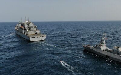 Illustration : Une corvette Saar 5 de la marine israélienne s'approchant d'un pétrolier de ravitaillement de la 5ᵉ flotte américaine, en mer Rouge, sur une image publiée le 5 avril 2022. (Crédit : Armée israélienne)