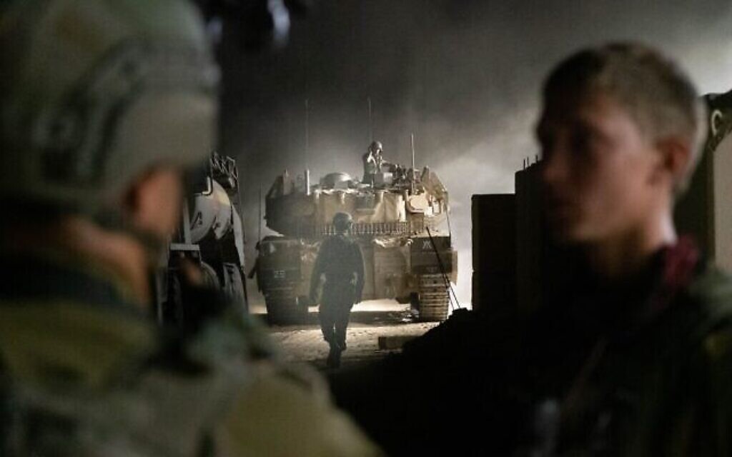 Des soldats israéliens sont vus près de la frontière avec la bande de Gaza, le 5 août 2022. (Crédit : armée)