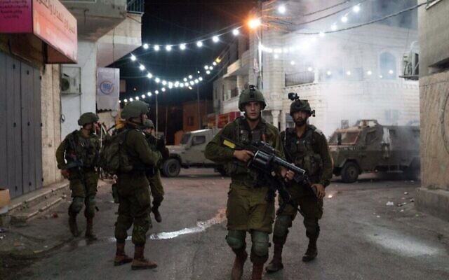 Les forces israéliennes mènent des raids d'arrestation à travers la Cisjordanie des suspects terroristes du Jihad islamique, le 6 août 2022. (Crédit : armée) Les forces israéliennes mènent des raids d'arrestation à travers la Cisjordanie des suspects terroristes du Jihad islamique, le 6 août 2022. (Crédit : armée)