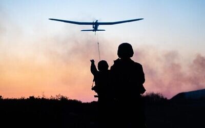 Des troupes israéliennes lancent un drone pendant l'opération Aube, sur une image publiée par l'armée le 9 août 2022. (Crédit : Armée israélienne)