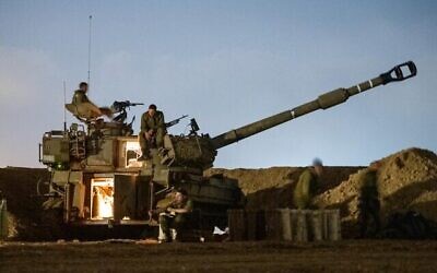 Une unité d’artillerie israélienne à la frontière de Gaza pendant l’Opération Aube, dans une image publiée par les militaires le 9 août 2022. (Armée israélienne)