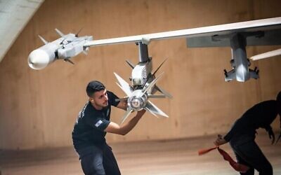 Des soldats chargent des missiles sur un avion de chasse pendant l’Opération Aube, dans une image publiée par les militaires le 9 août 2022. (Armée israélienne)