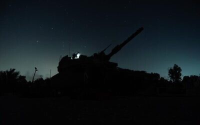 Silhouette d'un char israélien près de la frontière de Gaza pendant l’Opération Aube, dans une image publiée par les militaires le 9 août 2022. (Armée israélienne)
