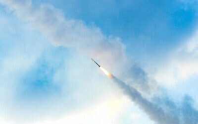 Illustration : Un missile d’interception du Dôme de fer lors de l’Opération Aube, dans une image publiée par les militaires le 9 août 2022. (Armée israélienne)