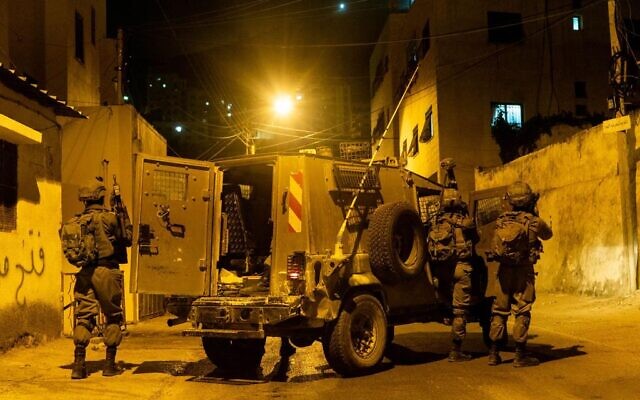 Des soldats israéliens lors d'une opération, en Cisjordanie, le 18 août 2022. (Crédit : Armée israélienne)