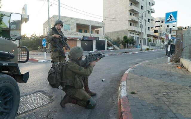 Photo d'illustration : Des soldats israéliens lors d'un raid en Cisjordanie, le 25 août 2022. (Crédit : Armée israélienne) Photo d'illustration : Des soldats israéliens lors d'un raid en Cisjordanie, le 25 août 2022. (Crédit : Armée israélienne)
