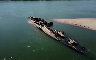 Un navire de guerre allemand de la Seconde Guerre mondiale dans le Danube en Serbie, le 19 août 2022. (Crédit : Capture d'écran vidéo Twitter)