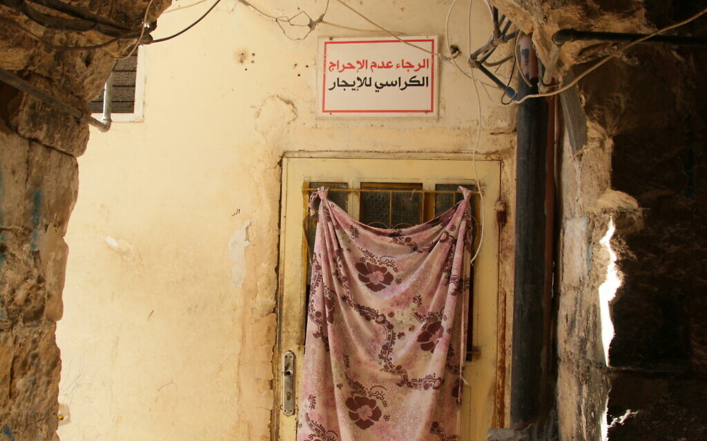Photo moderne de l'appartement situé dans la Vieille Ville au-dessus du marché du coton qu'occupaient Eliezer et Dvora Ben-Yehuda. (Crédit : Shmuel Bar-Am)