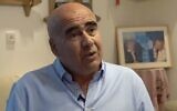 Makbil Tafesh, directeur de la prison du district nord à la retraite, lors d'une interview télévisée avec la Douzième chaine, le 2 août 2022. (Crédit : Capture d'écran)
