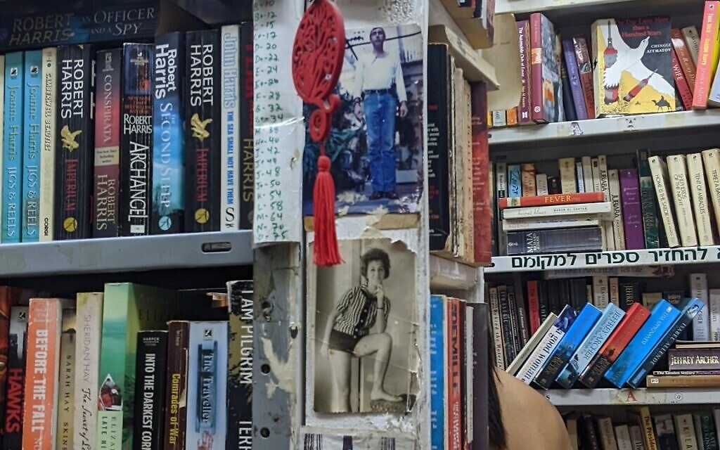  Photos de certains des clients favoris de la librairie Halper à Tel Aviv, le 6 juillet 2022. (Crédit : Melanie Lidman/Times of Israel)