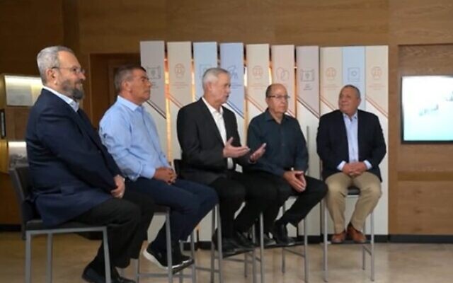Les anciens chefs d'État-major avec, de gauche à droite, Ehud Barak, Gabi Ashkenazi, Benny Gantz, Moshe Yaalon et Gadi Eisenkot, lors d'un entretien avec la Douzième chaîne qui a été diffusé le 26 août 2022. (Capture d'écran)