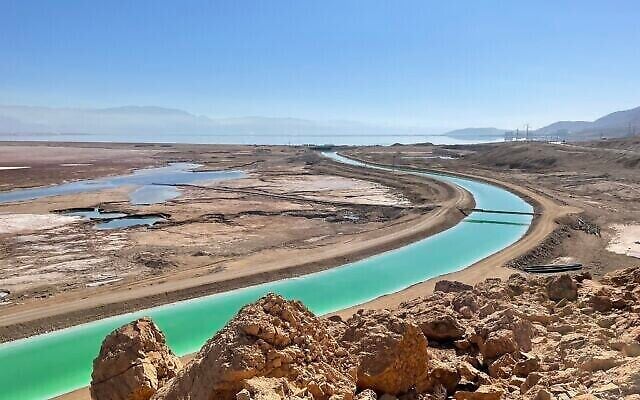 Canal d'acheminement de l’eau pompée dans la mer Morte vers les piscines d’évaporation des Chantiers de la mer Morte. (Crédit : Sue Surkes/Times of Israel) Canal d'acheminement de l’eau pompée dans la mer Morte vers les piscines d’évaporation des Chantiers de la mer Morte. (Crédit : Sue Surkes/Times of Israel)