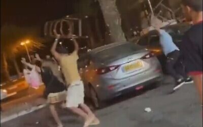 Des clients brandissent des chaises lors d’une bagarre avec le personnel d'un restaurant à Eilat, le 14 août 2022. (Capture d’écran)