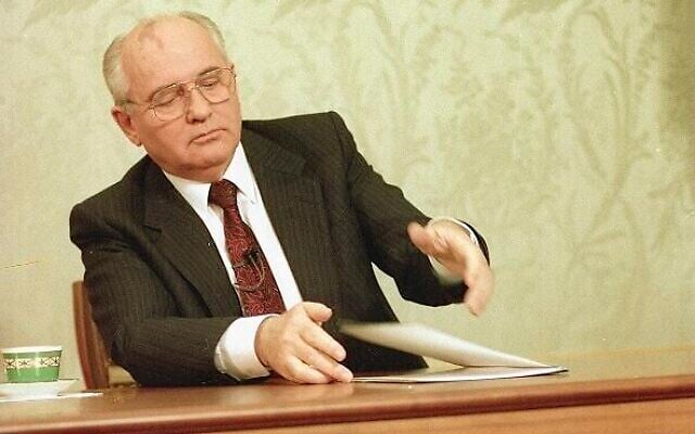 Mikhail Gorbachev, huitième et dernier dirigeant de l'Union soviétique, referme son discours de démission sur la table après l'avoir prononcé à la télévision soviétique au Kremlin, à Moscou, le mercredi 25 décembre 1991. (Crédit : AP Photo/Liu Heung Shing, Archive) Mikhail Gorbachev, huitième et dernier dirigeant de l'Union soviétique, referme son discours de démission sur la table après l'avoir prononcé à la télévision soviétique au Kremlin, à Moscou, le mercredi 25 décembre 1991. (Crédit : AP Photo/Liu Heung Shing, Archive)