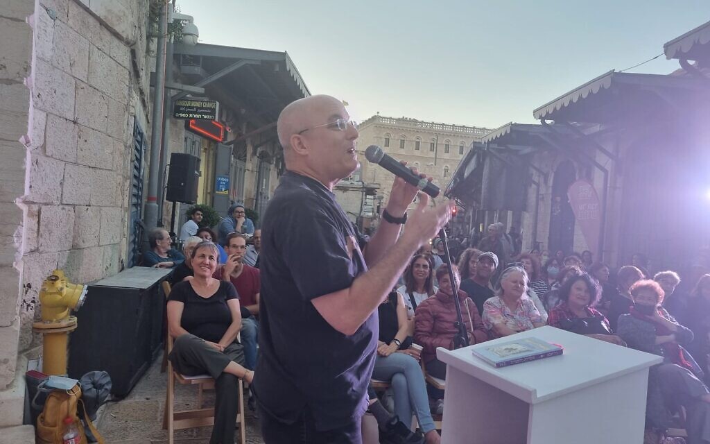L'arrière-petit-fils d'Eliezer Ben-Yehuda et le conteur, journaliste et chef Gil Hovav parle à l'intérieur de la Nouvelle Porte dans la Vieille Ville de Jérusalem lors d'un programme culturel d'été. (Crédit : Shmuel Bar-Am)