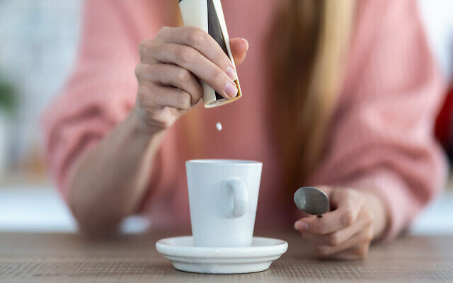 Illustration : Une personne ajoutant de l'édulcorant à son café. (Crédit : Nensuria via iStock by Getty Images) Illustration : Une personne ajoutant de l'édulcorant à son café. (Crédit : Nensuria via iStock by Getty Images)