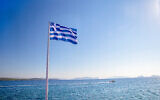 Drapeau grec sur les îles grecques et la mer Égée. (Crédit : iStock)