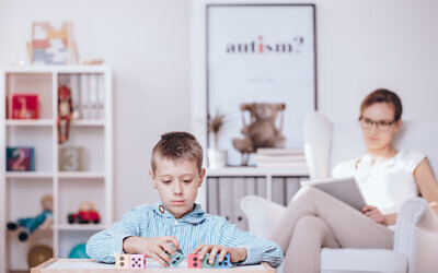 Image d'illustration : un enfant autiste s'entraîne à empiler des blocs. Les compétences d'adaptation peuvent s'avérer difficiles pour certaines personnes autistes. (Crédit : KatarzynaBialasiewicz via iStock by Getty Images)