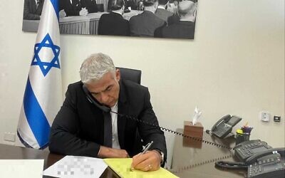 Le Premier ministre Yair Lapid lors d'une discussion avec le président français Emanuel Macron, le 22 août 2022. (Crédit : Bureau du Premier ministre)