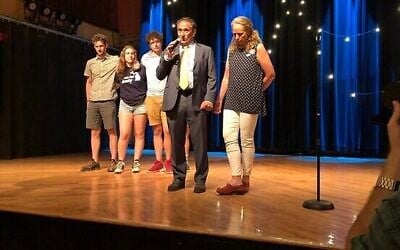 Soutenu par sa famille, le démocrate Andy Levin laisse sa place à la représentante centriste Haley Stevens lors d'un événement à Pontiac, dans le Michigan, le 2 août 2022. (Crédit : Andrew Lapin via JTA)