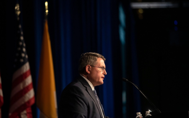 Leonard Leo, chef du Marble Freedom Trust, s'exprime lors du petit-déjeuner organisé par le groupe National Catholic Prayer Breakfast à Washington DC, le 23 avril 2019. (Crédit : Michael Robinson Chavez/The Washington Post via JTA) Leonard Leo, chef du Marble Freedom Trust, s'exprime lors du petit-déjeuner organisé par le groupe National Catholic Prayer Breakfast à Washington DC, le 23 avril 2019. (Crédit : Michael Robinson Chavez/The Washington Post via JTA)
