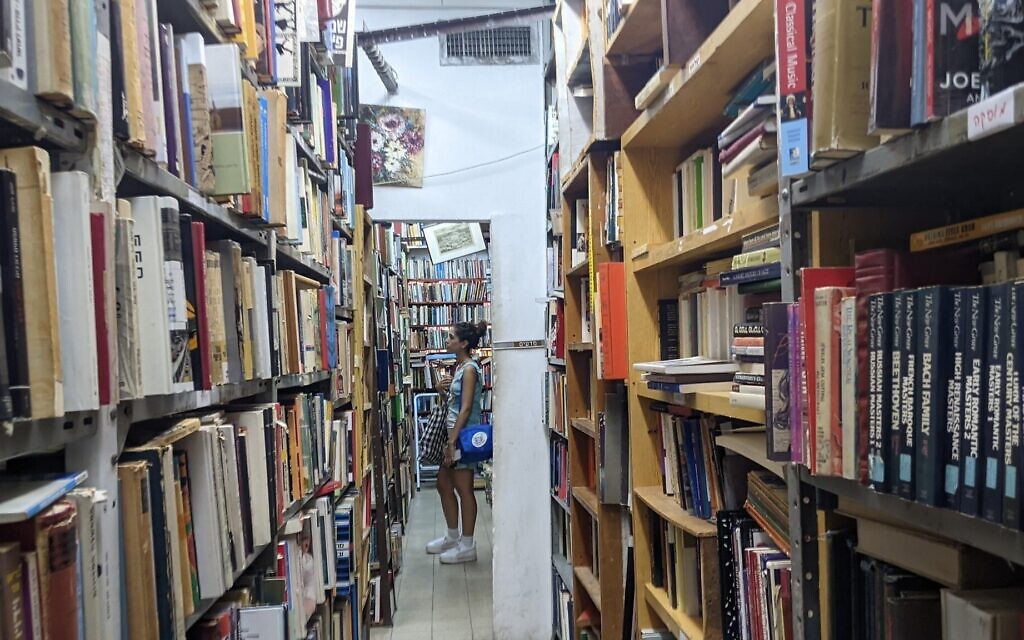 Des clients parcourant la librairie Halper, à Tel Aviv, le 6 juillet 2022. (Crédit : Melanie Lidman/Times of Israel)