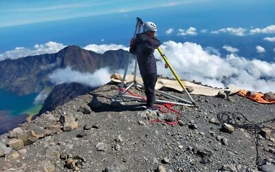 Les secouristes recherchent le corps de  Boaz Ben-Anan, mort alors qu'il escaladait une montagne en Indonésie. (Autorisation/ Magnus SAR)