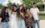 Membres du Jerusalem Youth Chorus qui fête ses dix ans avec un concert de célébration le 8 août 2022 au YMCA de Jérusalem (Crédit : Avec l’aimable autorisation du Jerusalem Youth Chorus)