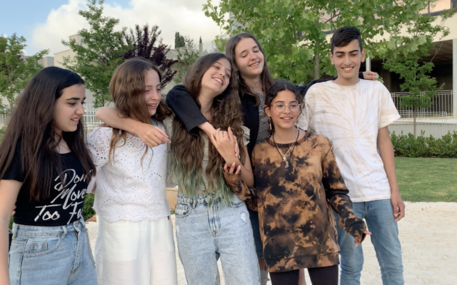 Membres du Jerusalem Youth Chorus qui fête ses dix ans avec un concert de célébration le 8 août 2022 au YMCA de Jérusalem (Crédit : Avec l’aimable autorisation du Jerusalem Youth Chorus) Membres du Jerusalem Youth Chorus qui fête ses dix ans avec un concert de célébration le 8 août 2022 au YMCA de Jérusalem (Crédit : Avec l’aimable autorisation du Jerusalem Youth Chorus)