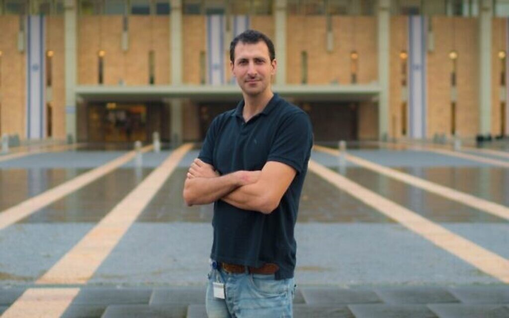 Tomer Avital, devant la Knesset à Jérusalem. (Crédit : Asaf Shafir)