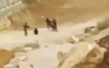 Des soldats israéliens du bataillon religieux ‘Netzah Yehuda’ frappent deux détenus palestiniens en Cisjordanie sur une vidéo postée sur  TikTok, le 15 août 2022. (Capture d'écran :   TikTok)