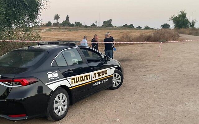 La scène où la dépouille d'une femme a été retrouvée dans un champ, près de Rehovot, le 25 août 2022. (Crédit : Police israélienne) La scène où la dépouille d'une femme a été retrouvée dans un champ, près de Rehovot, le 25 août 2022. (Crédit : Police israélienne)