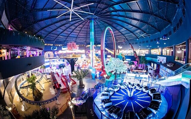 Intérieur du plus grand parc d'attractions couvert d'Israël, Magic Kass. (Crédit : Avec l'aimable autorisation de Magic Kass)