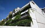 Une photo prise le 17 août 2022 montre un immeuble d'habitation situé dans la Conollystrasse 31 de l'ancien village olympique de Munich, dans le sud de l'Allemagne, où les membres de l'équipe olympique israélienne étaient hébergés pendant les Jeux olympiques de Munich de 1972. (Crédit : INA FASSBENDER / AFP)